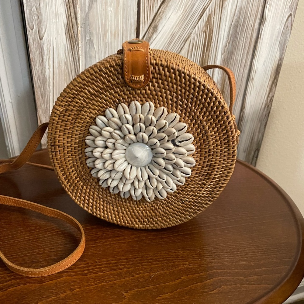 Rattan purse with shells